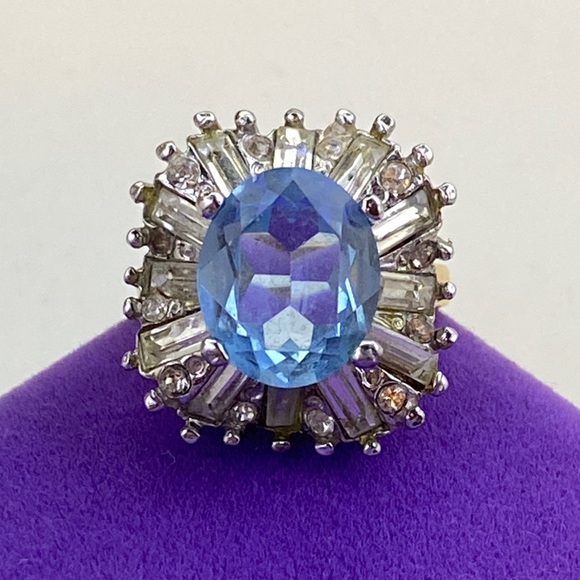 Jewelry - 💛 Vintage 18k HGE Topaz Blue & White Gemstone Ring